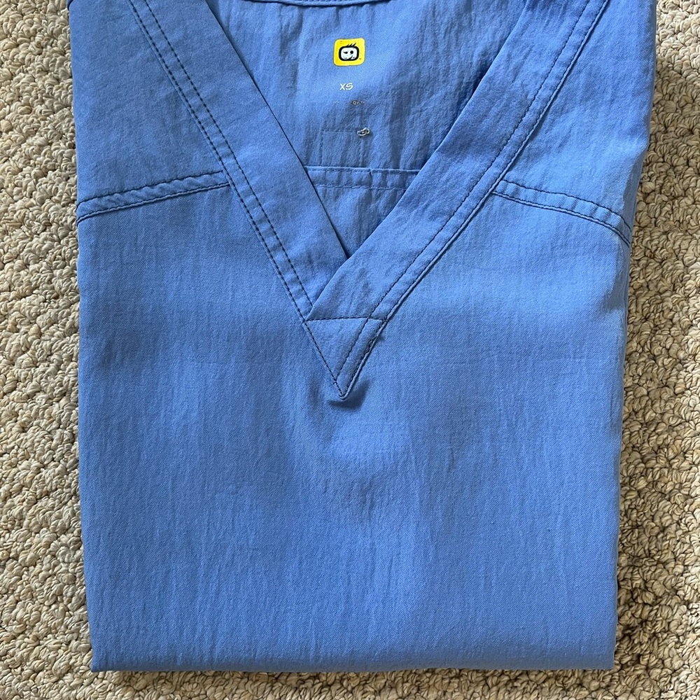 Wonder Wink V neck scrub top XS